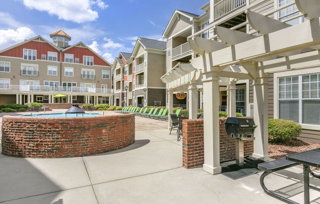 the preserve at ballantyne commons courtyard with pool and building amenities