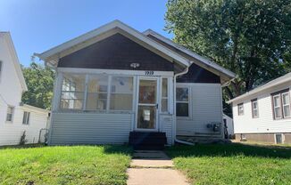 4 BR/2 BATH HOUSE NEAR AUGUSTANA & USF W/ DOUBLE GARAGE