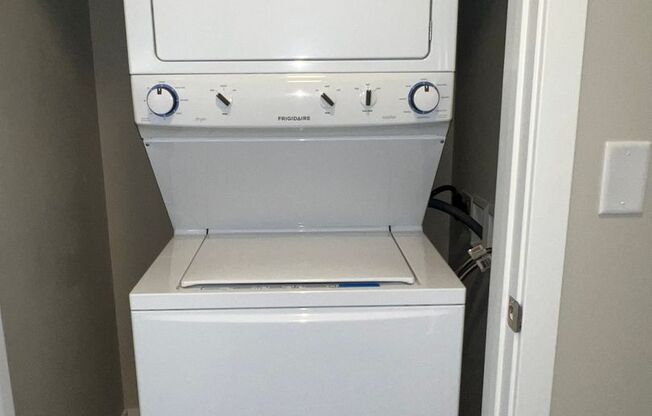 Studio, 1 bath, 591 sqft, $1,300, Unit 305