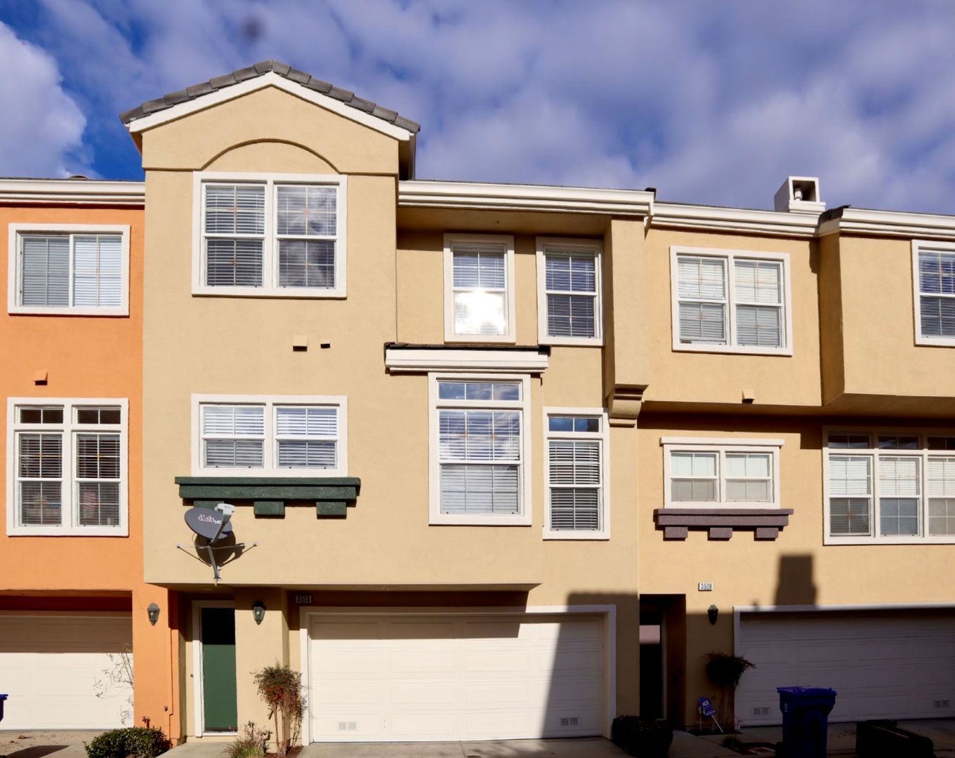 Beautifully Spacious 3-bedroom townhome in Fremont – Gated community!