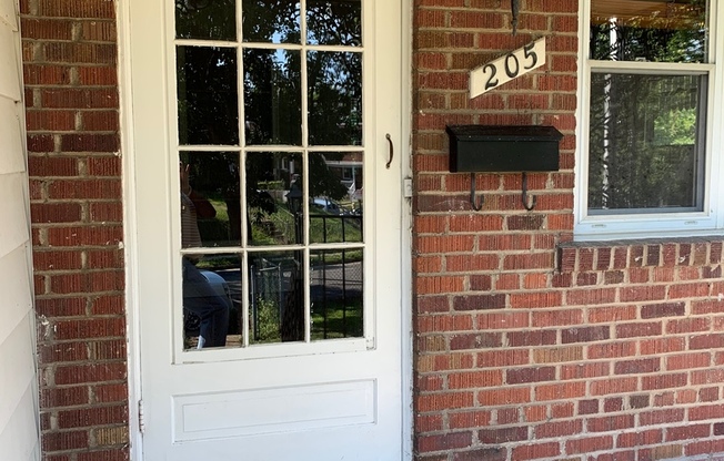 Sunny 2BR, 1BA End Unit with Large Yard in Prime Lynnhaven Location