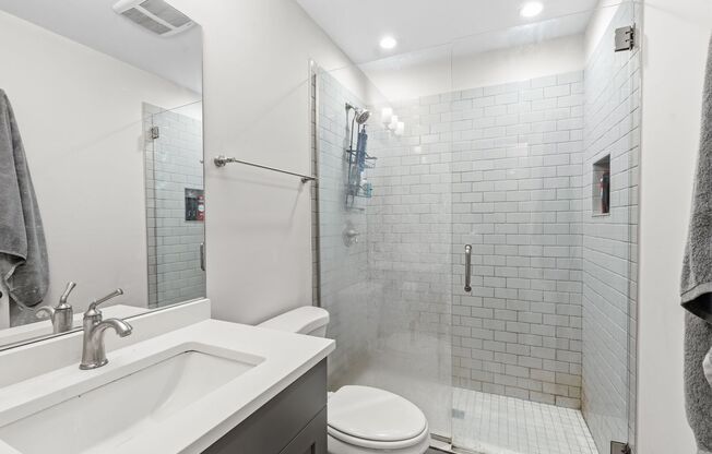 4 beds, 2 baths, 950 sqft, $5,500, Unit 924-1E