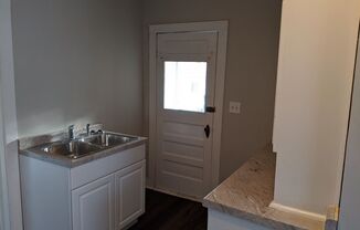 2 beds, 1 bath, $995