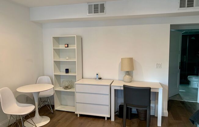 1105 Alta Loma Rd