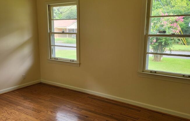 3 beds, 1 bath, $1,300