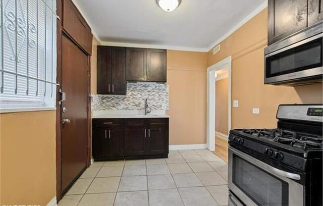 1140 W 77 ST