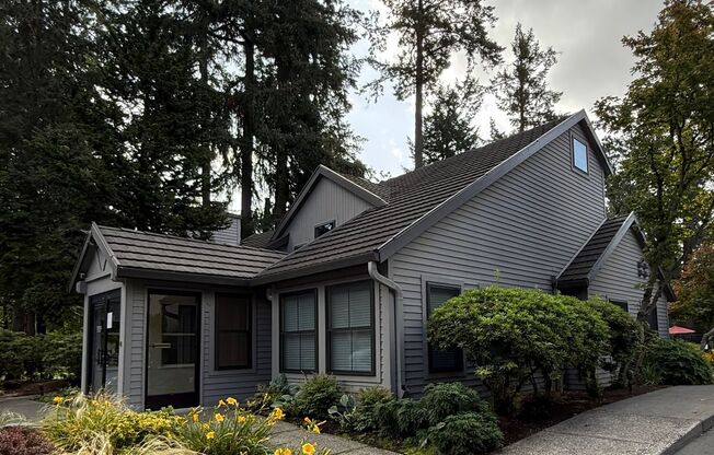 Bright & Airy Lake Oswego 2br Condo w/ Upper Loft-FLEX area could be used as Guest Rm, Office or Media Rm