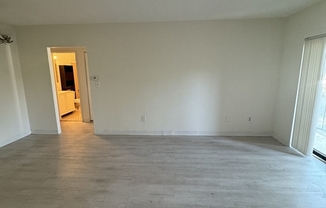 2 beds, 1 bath, 842 sqft, $2,400, Unit B11