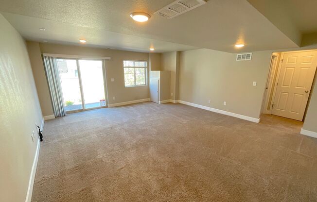 3 beds, 2.5 baths, $2,550