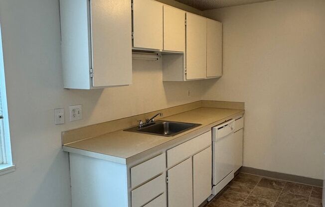 2 beds, 1 bath, 1,000 sqft, $1,350, Unit 31