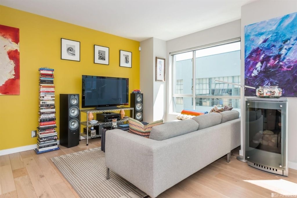 EPIC REA /AZARI PM; Beautiful large, corner, 1 Bedroom 1Bathroom condominium in central SOMA