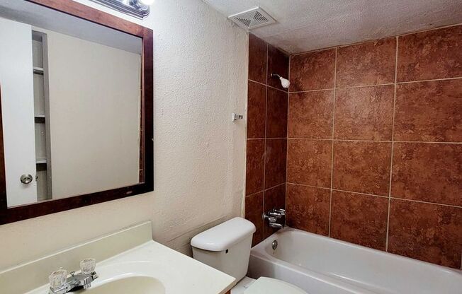 2 beds, 1 bath, $899, Unit 1
