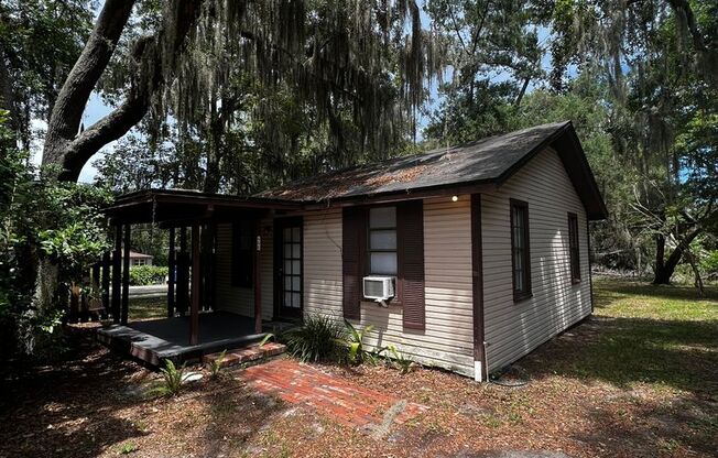 Charming 2 bed / 1 bath in Orange Park!