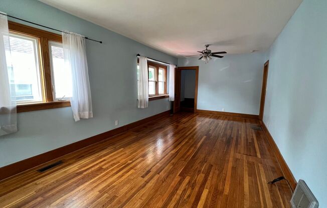 1431 Pine NW - Walk to Richmond Park!  Water included