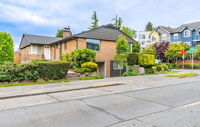 Charming Ballard  Daylight One Bedroom Plus Den