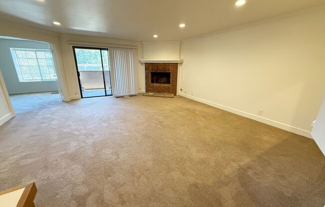 Spacious 2 Bed / 2 Bath Condo in Prime UTC/La Jolla Location!