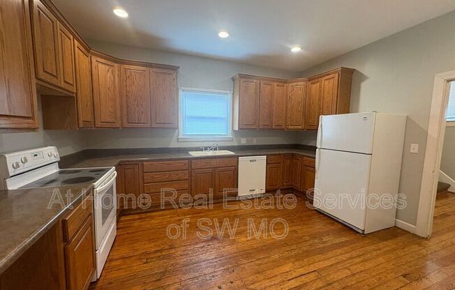 752 S MAIN