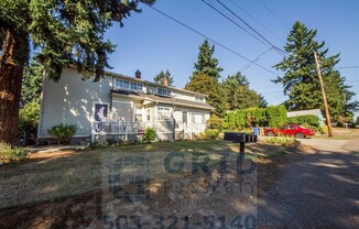 Charming 2 Bedroom Apartment Available in Milwaukie - Private Fenced-In Yard!