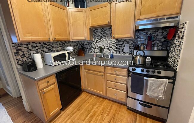 Kenwood Parkway 1 Bedroom, Pets Welcome, 1 Parking Space, Hardwood Floors, One Month Free