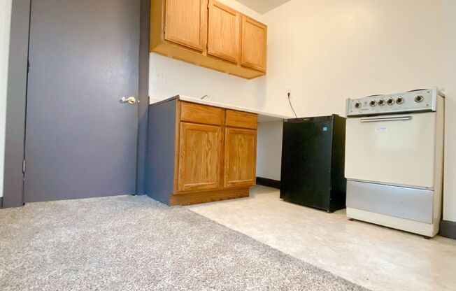 Studio, 1 bath, 300 sqft, $695, Unit Unit 2