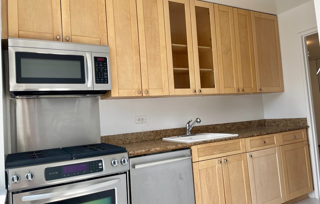 2 beds, 1 bath, $7,395, Unit 17B