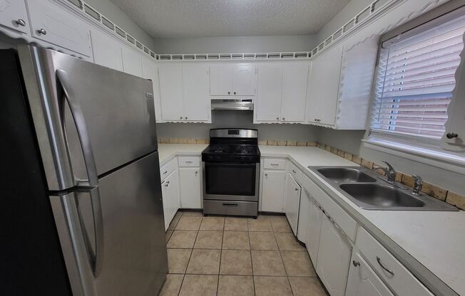 2 beds, 1 bath, $1,100, Unit 4