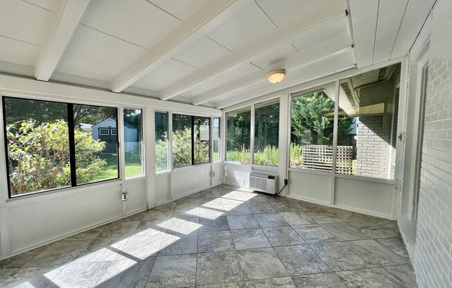 3-Bedroom Home In Laurel Manor - Fenced Backyard - Circular Driveway - All Appliances Convey - Pet Friendly!