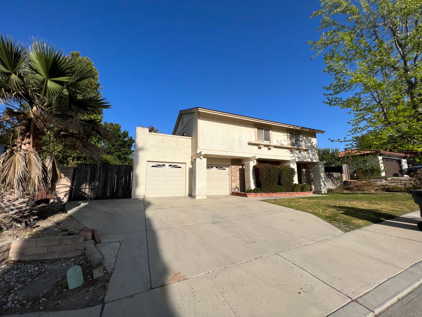 2 Story 4 bed, 2 1/2 bath home in Thousand Oaks!