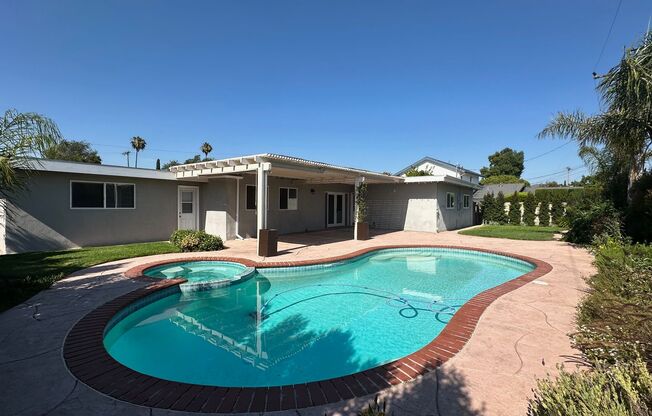 Thousand Oaks 5+2 single story pool and spa home is an entertainer's dream