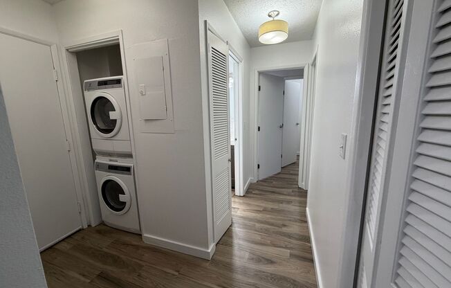 2 beds, 1 bath, 933 sqft, $1,675, Unit 208