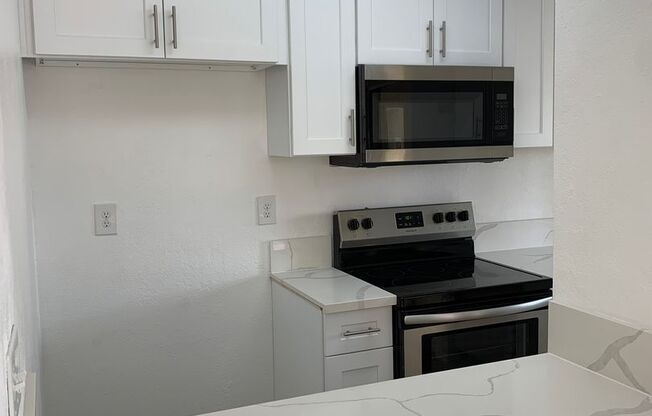 2 beds, 1 bath, 876 sqft, $2,595, Unit C210