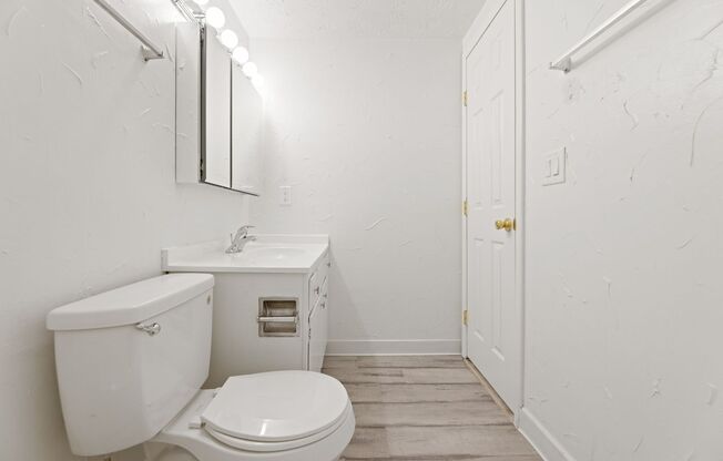 2 beds, 1 bath, 800 sqft, $1,100, Unit 379-206