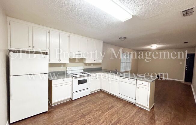 2 beds, 1 bath, 812 sqft, $895, Unit 24