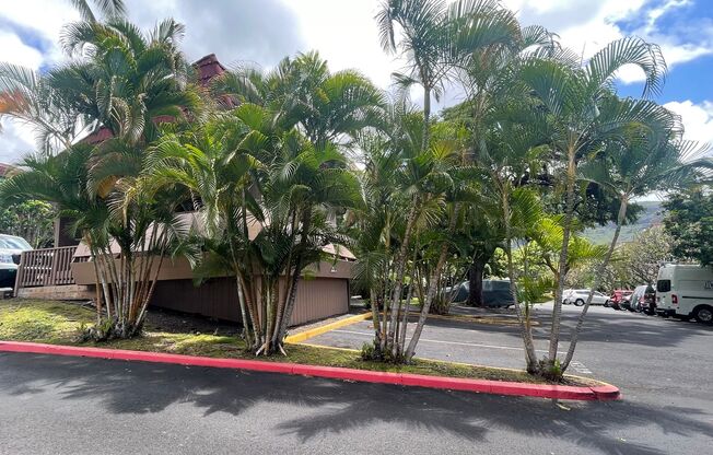 2/1 at the Makaha Valley Plantation $1900.00 | available 1.15.2025