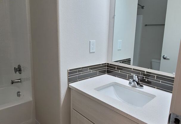 3 beds, 2 baths, 1,044 sqft, $1,995, Unit 206