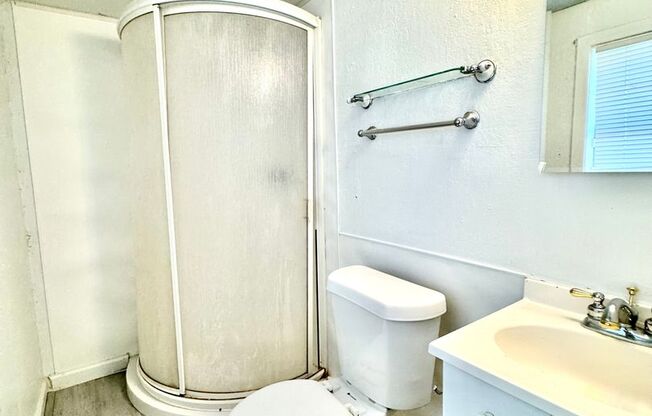 1 bed, 1 bath, 516 sqft, $600, Unit 2305 27th - Rear