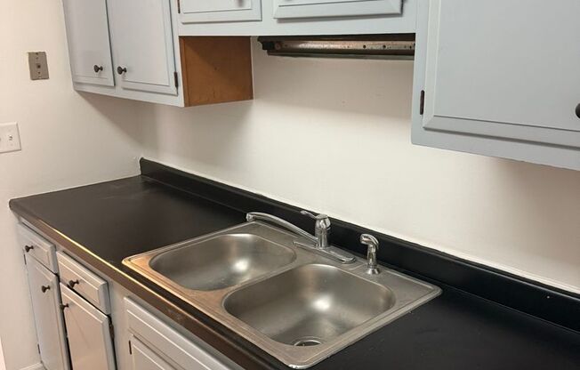 2 beds, 1 bath, 800 sqft, $1,400, Unit 4RW-14