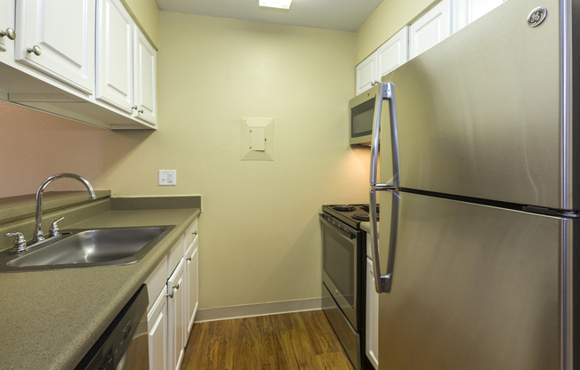 2 beds, 1 bath, 810 sqft, $1,220, Unit 823 - 305B