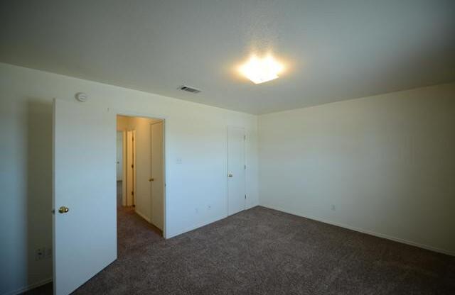 3 beds, 2 baths, $1,400