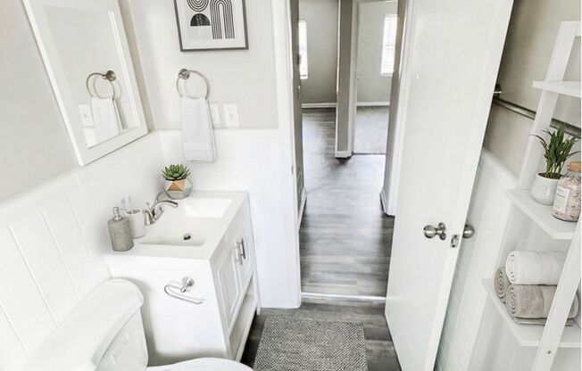 2 beds, 1 bath, 850 sqft, $1,300, Unit 26-A4