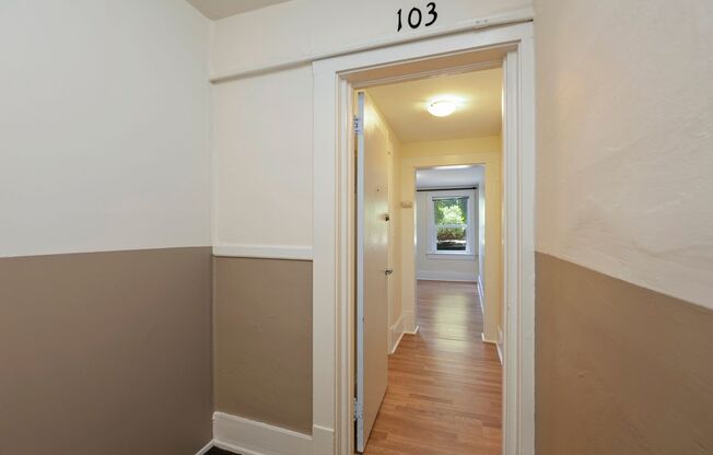 Studio, 1 bath, 359 sqft, $1,095, Unit 103