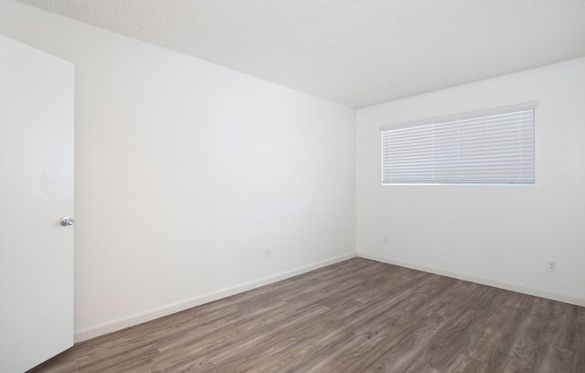 Beautiful 2 BR Apartment in Imperial Beach with 2 Parking Spaces!