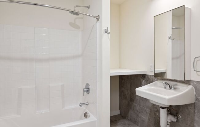 Studio, 1 bath, 425 sqft, $2,025, Unit 4M