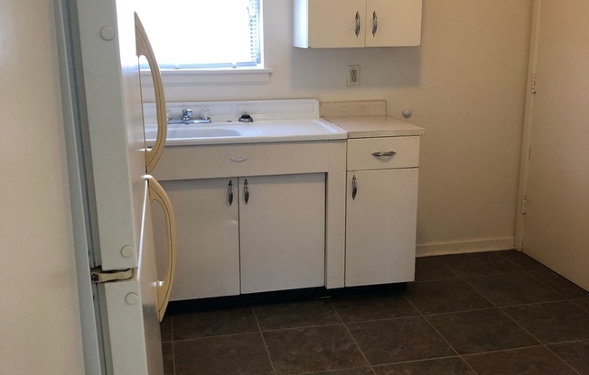 1 bed, 1 bath, 580 sqft, $595, Unit 1300-1610