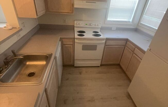 University Woods- Room available for rent! Application fee credited back to first full month's rent!!