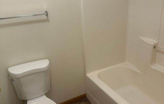 2 beds, 1 bath, 1,000 sqft, $950, Unit 205