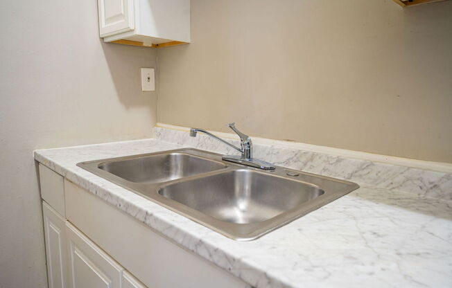 Studio, 1 bath, $875, Unit 10