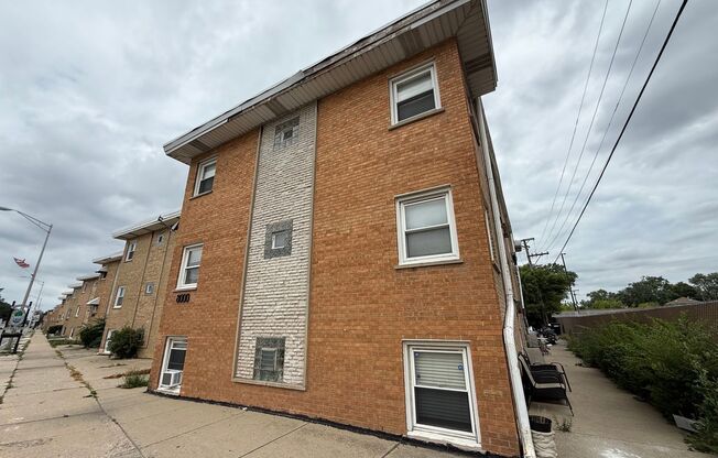 2bed/1bath unit close to restaurants and shopping! Parking spot included in rent!
