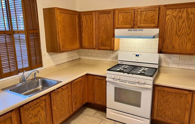 Spacious 3 Bedroom End Unit- Baltimore, MD