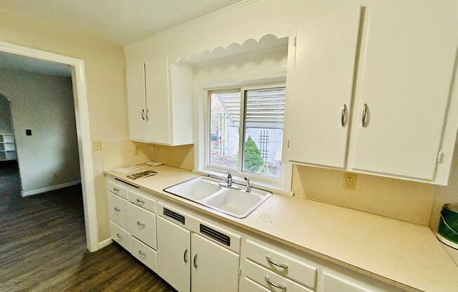 1 bed, 1 bath, $950, Unit #5 - 1610 4th St.